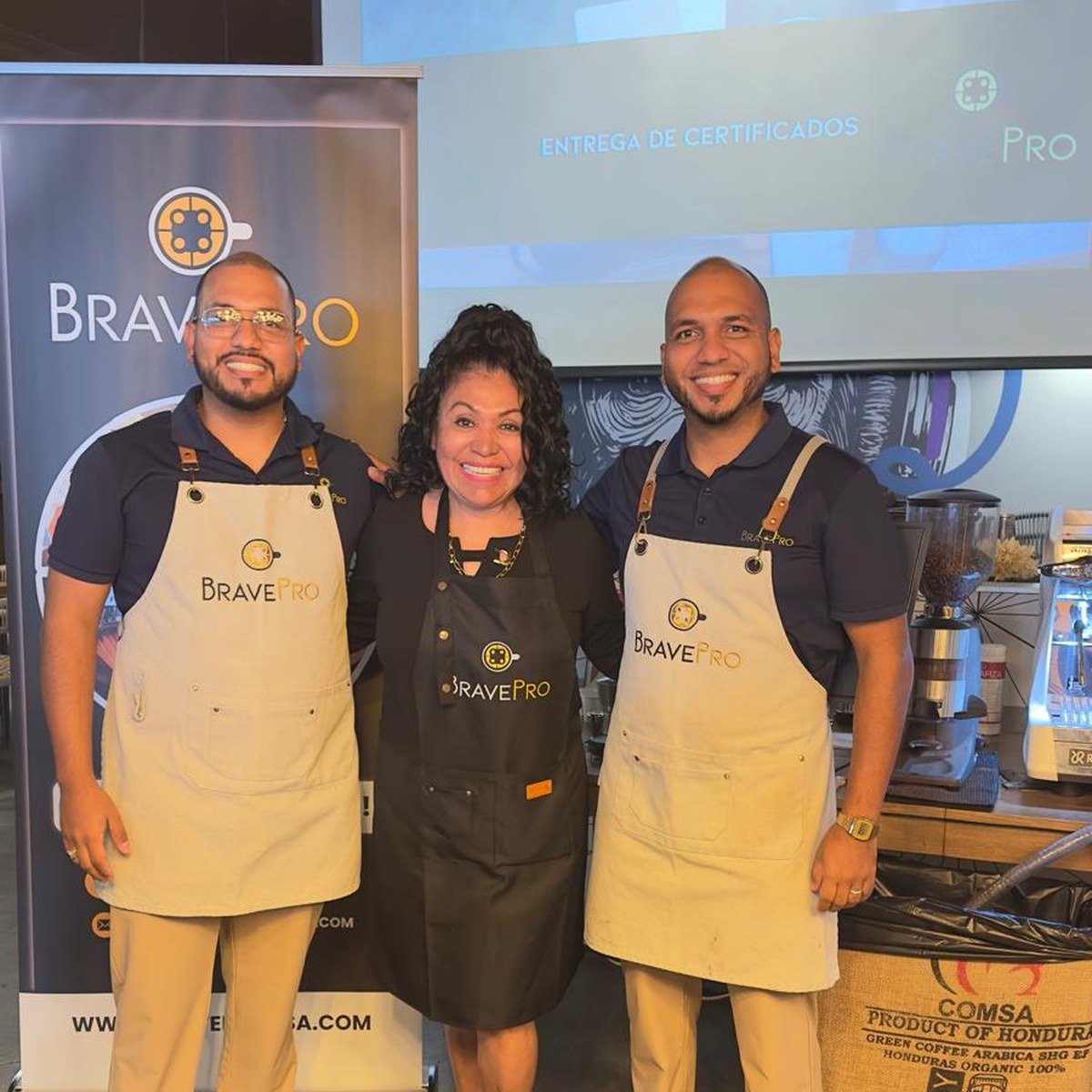 Paty Licona en una capacitación presencial con su equipo